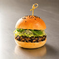 Hamburguesa de poroto negro, Salsa de mayo picante y brotes.