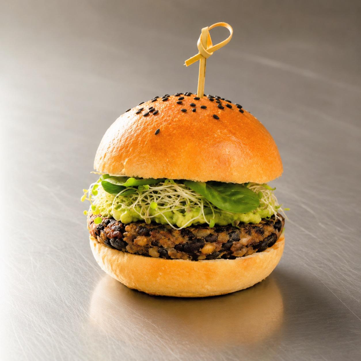 Hamburguesa de poroto negro, Salsa de mayo picante y brotes.