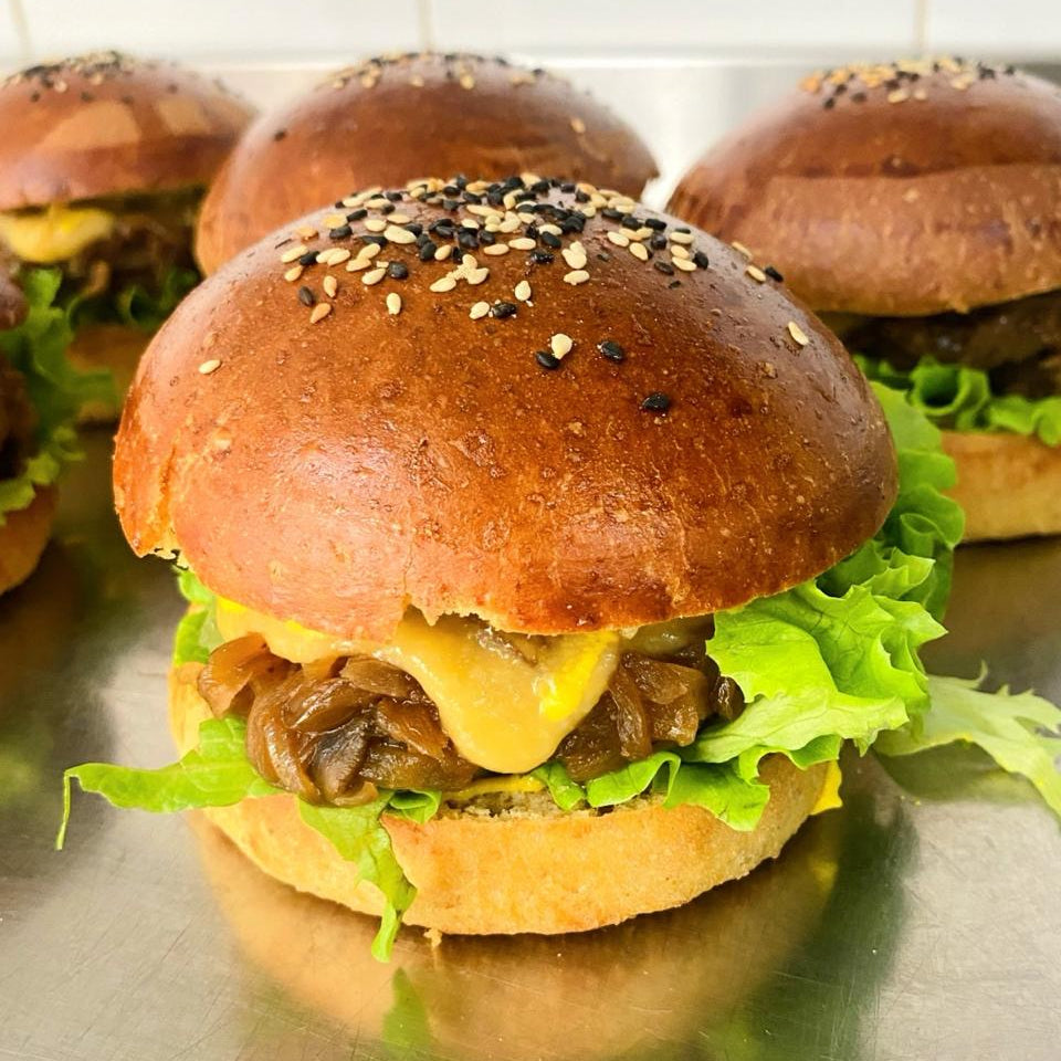 Hamburguesas de carne y cebolla caramelizada tamaño cóctel, 12 unidades.